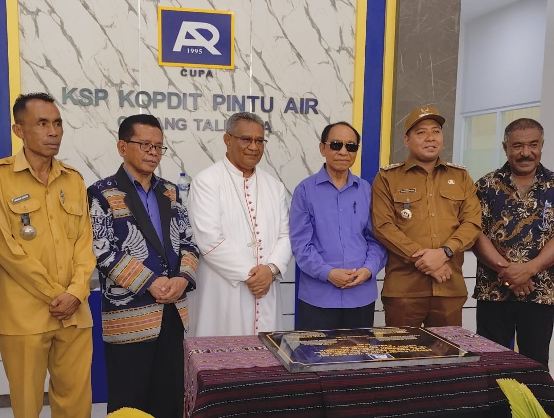 Bupati Sikka, Juventus Prima Yoris Kago, saat meresmikan gedung baru Kantor Kopdit Pintu Air Cabang Talibura, Senin (6/10/2025).