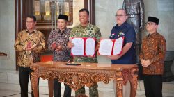 Penandatanganan Memorandum of Understanding (MoU) dilakukan oleh Wakil Panglima TNI Tandyo Budi Revita dan Direktur Utama PT Agrinas Joao Angelo De Sousa di Markas Besar (Mabes) Pertahanan dan Keamanan TNI, Jakarta, Jumat (10/10/2025).