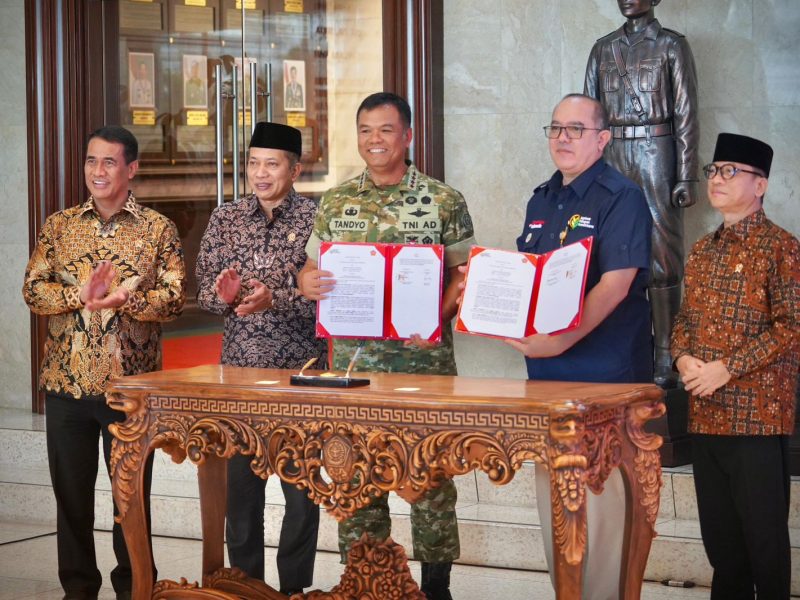 Penandatanganan Memorandum of Understanding (MoU) dilakukan oleh Wakil Panglima TNI Tandyo Budi Revita dan Direktur Utama PT Agrinas Joao Angelo De Sousa di Markas Besar (Mabes) Pertahanan dan Keamanan TNI, Jakarta, Jumat (10/10/2025).