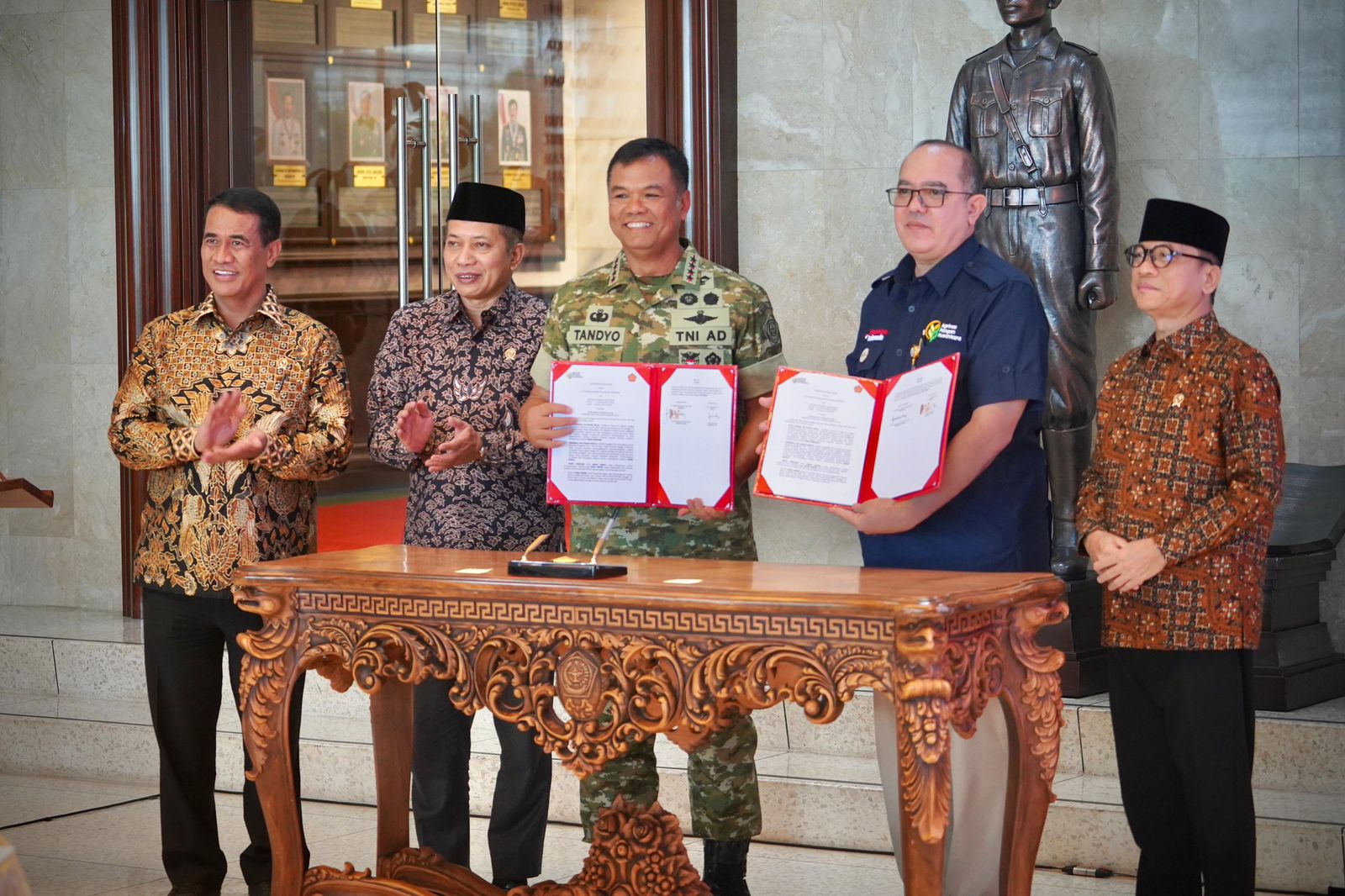 Penandatanganan Memorandum of Understanding (MoU) dilakukan oleh Wakil Panglima TNI Tandyo Budi Revita dan Direktur Utama PT Agrinas Joao Angelo De Sousa di Markas Besar (Mabes) Pertahanan dan Keamanan TNI, Jakarta, Jumat (10/10/2025).