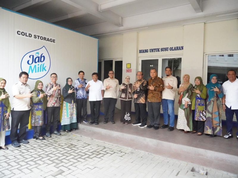 Otoritas Jasa Keuangan (OJK) bersama International Labour Organization* (ILO) meluncurkan tahap pertama Program Digitalisasi Ekosistem Sapi Perah di Kantor OJK Malang.