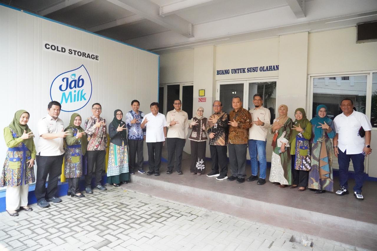 Otoritas Jasa Keuangan (OJK) bersama International Labour Organization* (ILO) meluncurkan tahap pertama Program Digitalisasi Ekosistem Sapi Perah di Kantor OJK Malang.