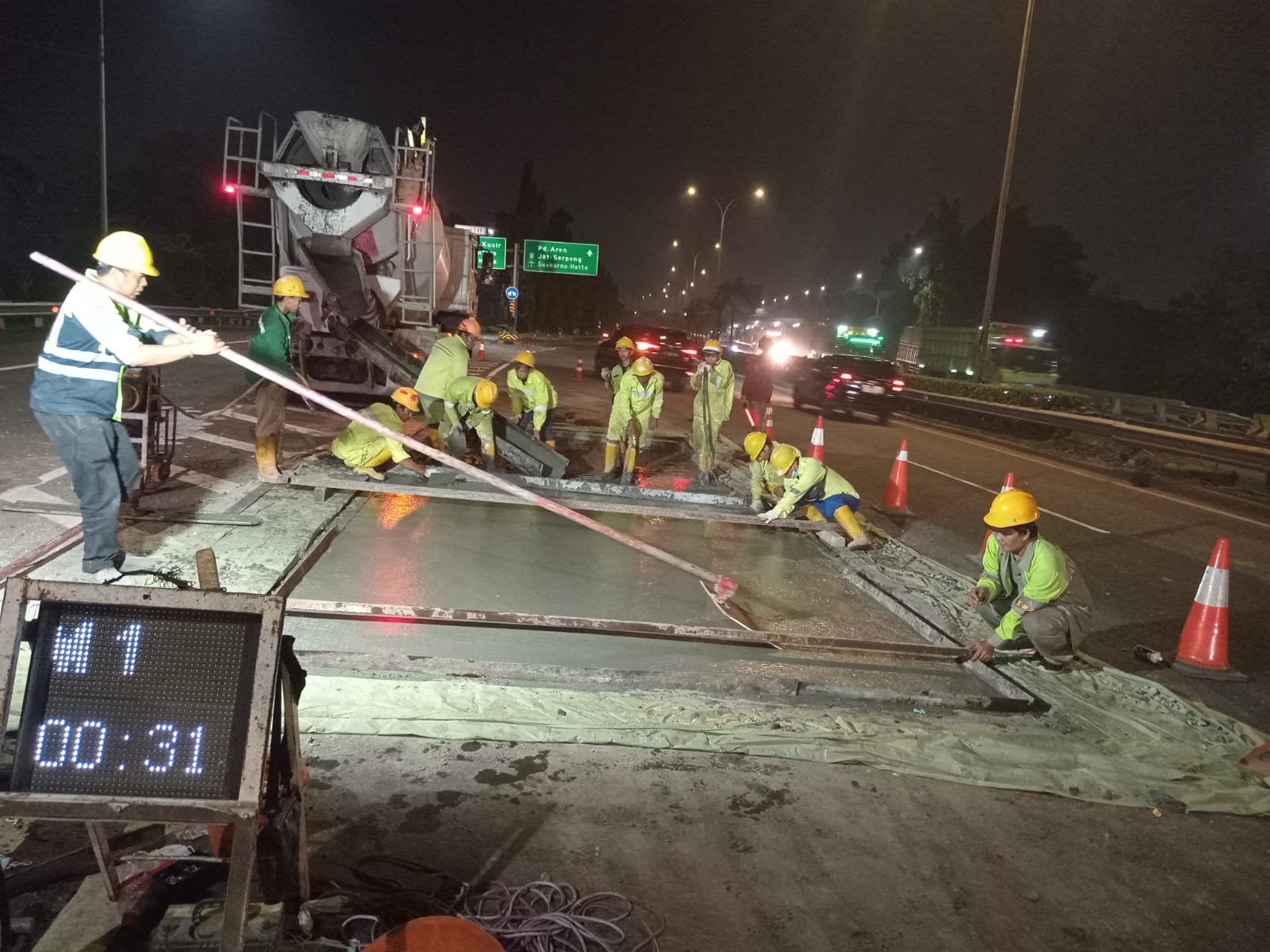 pekerjaan pemeliharaan perkerasan di Jalan Tol Jakarta Outer Ring Road (JORR).