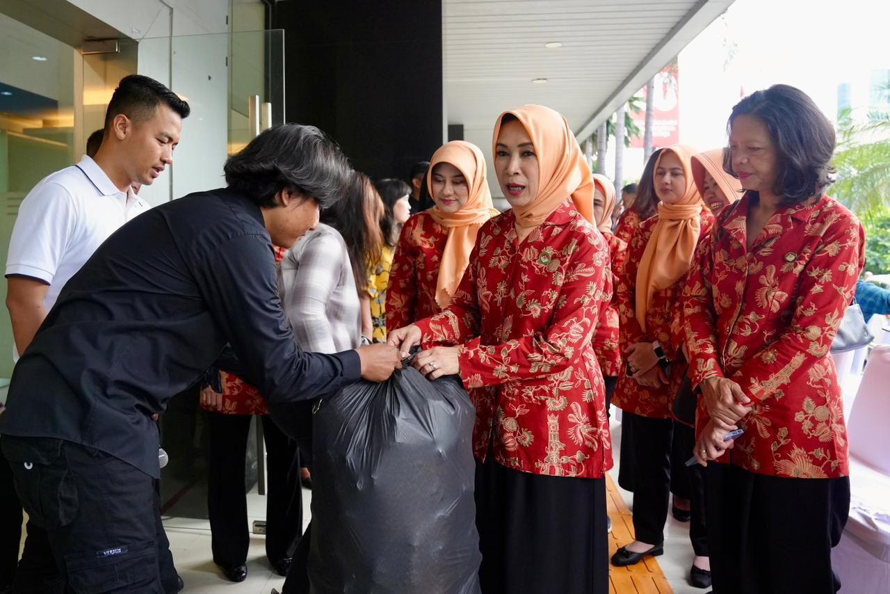 Dharma Wanita Persatuan (DWP) Kementerian Koperasi (Kemenkop) bersama PT Indonesia Bebas Sampah atau Kepul resmi meluncurkan program inovatif bertajuk ‘Sampah Menjadi Rupiah,’