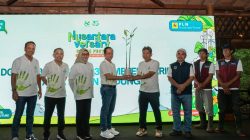 Menteri Lingkungan Hidup / Ka. Badan Pengelola Lingkungan Hidup RI Dr. Hanif Faisol Nurofiq (tengah kiri) menyerahkan secara simbolis bantuan bibit mangrove dari PLN Nusantara Power kepada perwakilan Kelompok Tani Hutan binaan Pemerintah Provinsi DKI Jakarta.