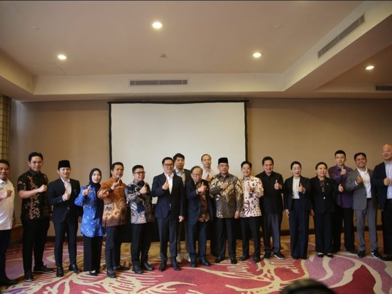 Pertemuan bersejarah ini dihadiri oleh sejumlah kepala daerah yang menjadi motor pembangunan di wilayahnya, di antaranya Bupati Minahasa Utara Joune Ganda, Bupati Bandung Dadang Supriatna, Bupati Trenggalek Mochamad Nur Arifin, Bupati Lampung Selatan Radityo Egi Pratama, Bupati Sambas Satono, Bupati Serang Ratu Rachmatu Zakiyah, dan Sekda Kepulauan Seribu Tri Indra. Mereka hadir bersama Direktur Eksekutif Apkasi Sarman Simanjorang dan Tony Aditya selaku inisiator pertemuan bilateral ini.