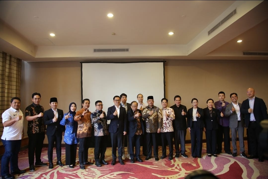 Pertemuan bersejarah ini dihadiri oleh sejumlah kepala daerah yang menjadi motor pembangunan di wilayahnya, di antaranya Bupati Minahasa Utara Joune Ganda, Bupati Bandung Dadang Supriatna, Bupati Trenggalek Mochamad Nur Arifin, Bupati Lampung Selatan Radityo Egi Pratama, Bupati Sambas Satono, Bupati Serang Ratu Rachmatu Zakiyah, dan Sekda Kepulauan Seribu Tri Indra. Mereka hadir bersama Direktur Eksekutif Apkasi Sarman Simanjorang dan Tony Aditya selaku inisiator pertemuan bilateral ini.