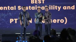 Vice President OM and Planning NRE PLN Nusantara Power Hendrie Bastian (kanan) saat menerima piala Lestari Award yang diselenggarakan oleh Kompas Gramedia. PLN Nusantara Power melalui program CSR PLTA Besai di Lampung berhasil menyabet piala pada Kategori Renewable Energy.