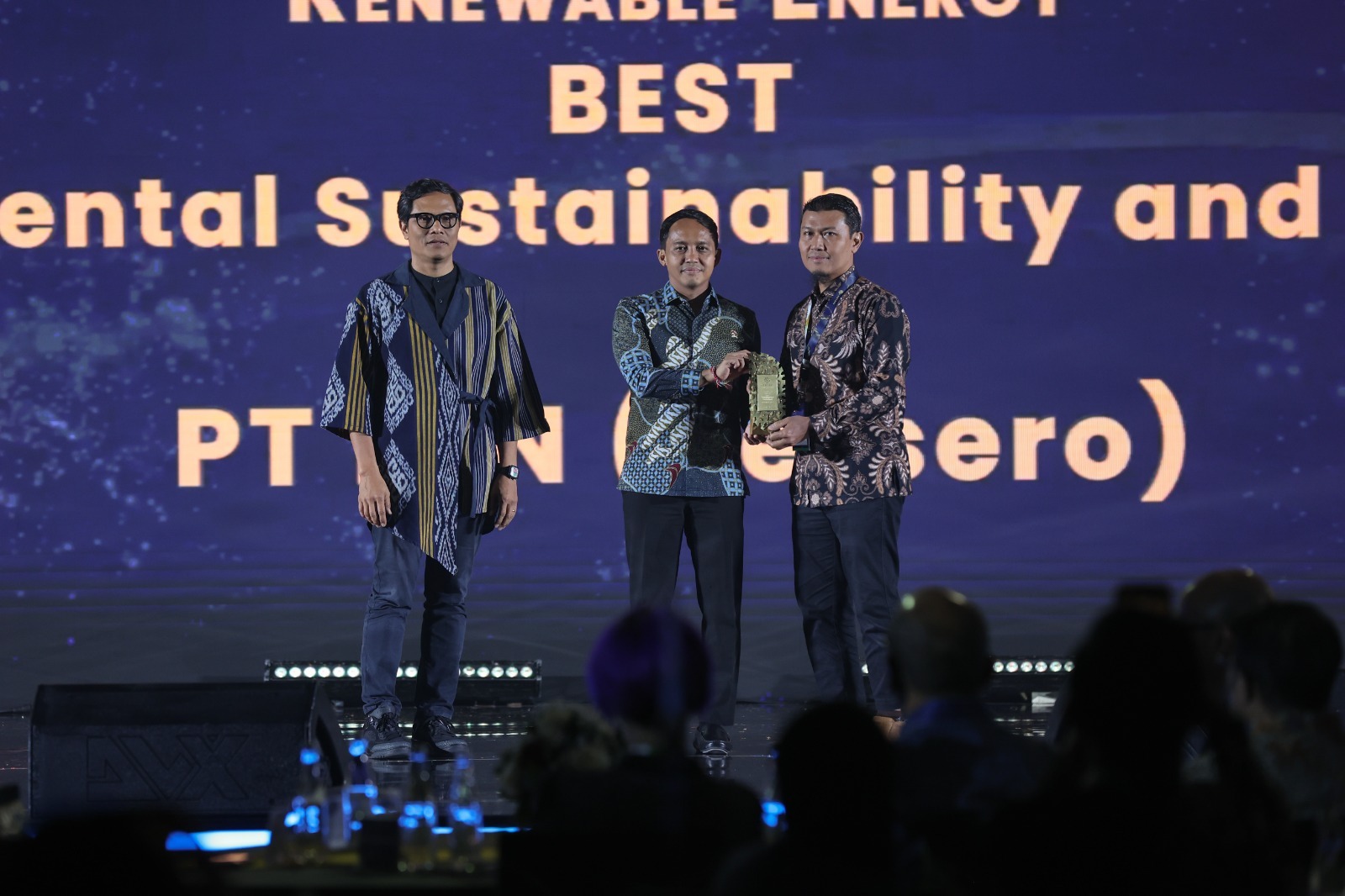Vice President OM and Planning NRE PLN Nusantara Power Hendrie Bastian (kanan) saat menerima piala Lestari Award yang diselenggarakan oleh Kompas Gramedia. PLN Nusantara Power melalui program CSR PLTA Besai di Lampung berhasil menyabet    piala pada Kategori Renewable Energy.