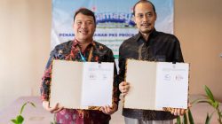 Kepala Perwakilan BKKBN Provinsi Jawa Barat Dr. Dadi Ahmad Roswandi, M.Si (kiri) bersama dengan Senior Manager PLN NP Unit Pembangkitan Indramayu Fu'ad Arifin (kanan) menunjukan naskah perjanjian kerja sama dalam program TAMASYA pada TPA Hommy Motty Daycare seusai ditandatangani pada Jumat (10/10) di Bekasi.