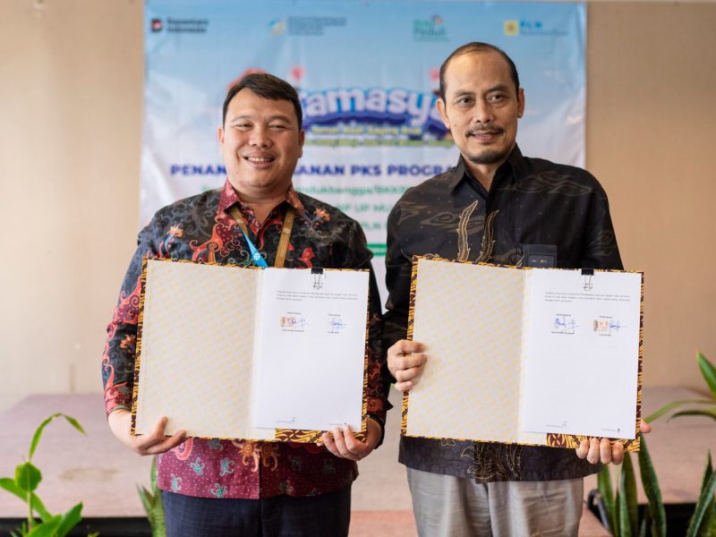 Kepala Perwakilan BKKBN Provinsi Jawa Barat Dr. Dadi Ahmad Roswandi, M.Si (kiri) bersama dengan Senior Manager PLN NP Unit Pembangkitan Indramayu Fu'ad Arifin (kanan) menunjukan naskah perjanjian kerja sama dalam program TAMASYA pada TPA Hommy Motty Daycare seusai ditandatangani pada Jumat (10/10) di Bekasi.