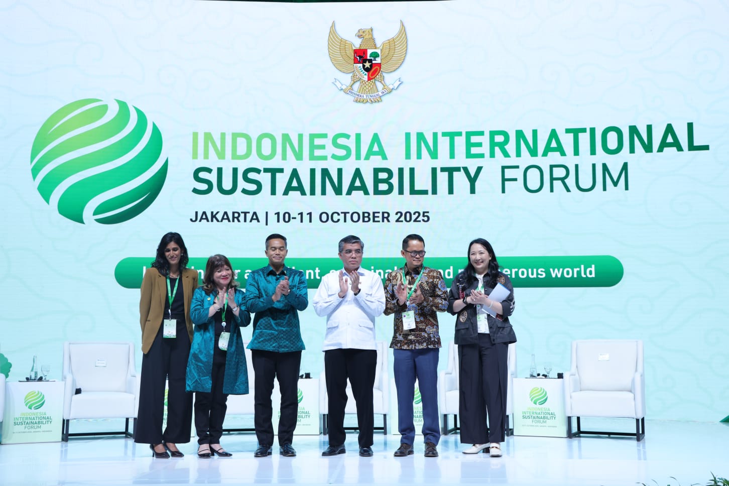 Menaker Yassierli saat berbicara pada Indonesia International Sustainability Forum di Jakarta International Convention Center (JICC), Sabtu (11/10/2025).