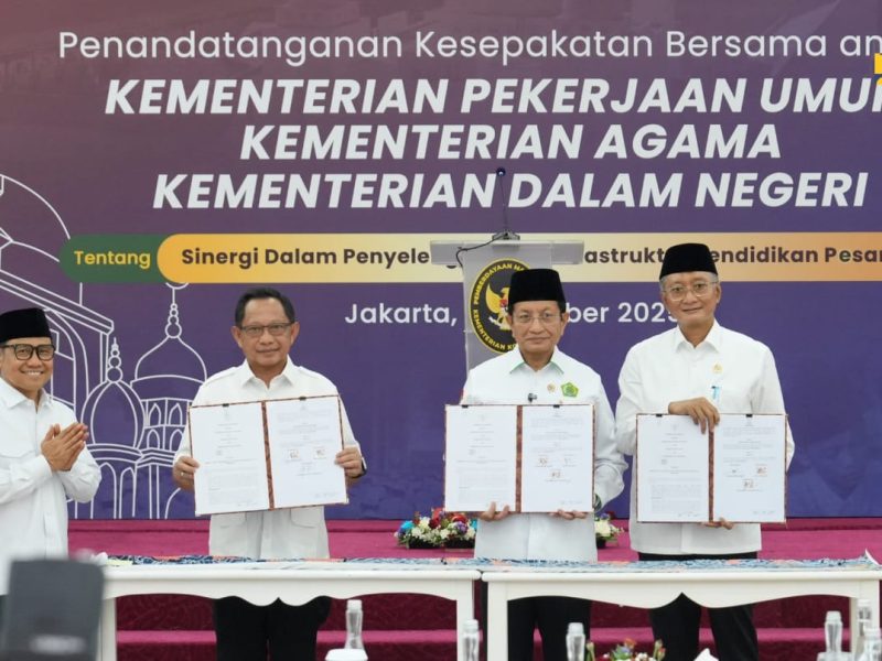 penandatanganan Kesepakatan Bersama antara Kementerian Pekerjaan Umum, Kementerian Agama, dan Kementerian Dalam Negeri, yang berlangsung di Gedung Heritage Kemenko Bidang Pemberdayaan Masyarakat, pada Selasa (14/10/2025).