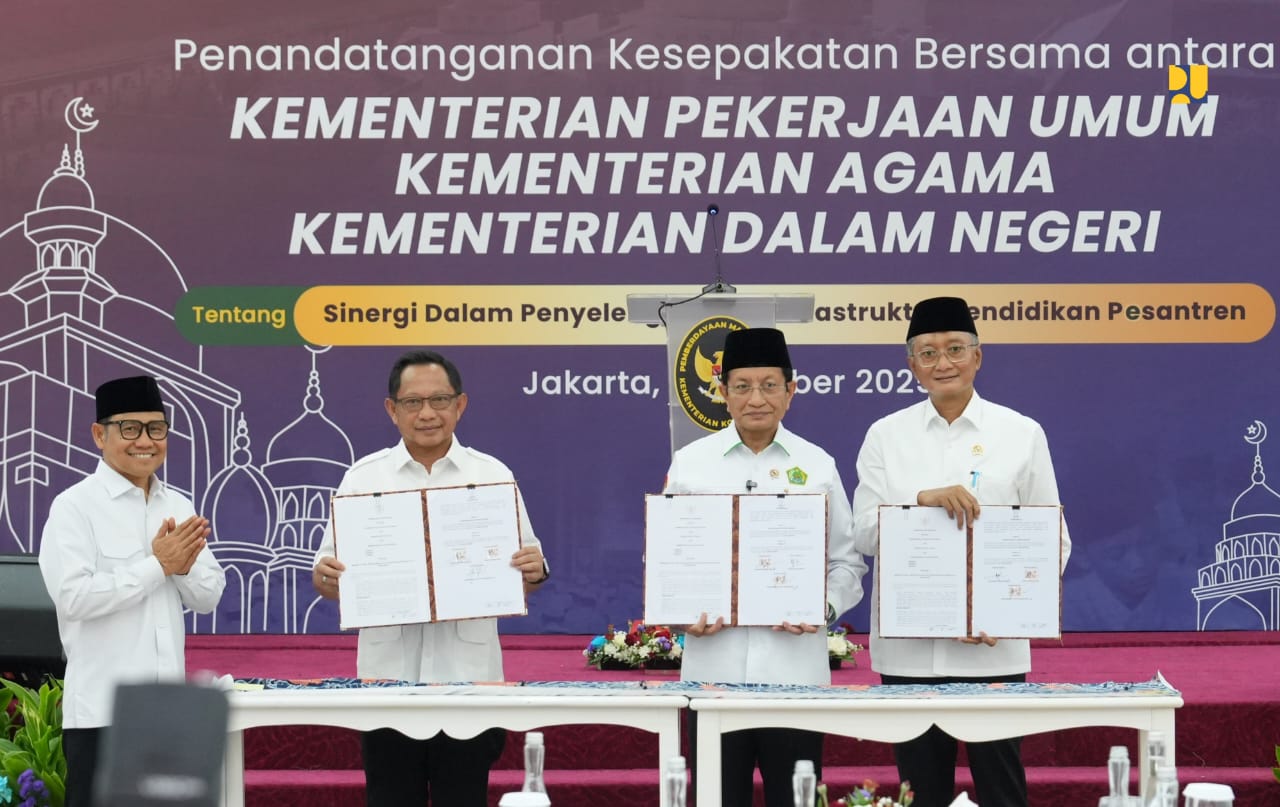 penandatanganan Kesepakatan Bersama antara Kementerian Pekerjaan Umum, Kementerian Agama, dan Kementerian Dalam Negeri, yang berlangsung di Gedung Heritage Kemenko Bidang Pemberdayaan Masyarakat, pada Selasa (14/10/2025).