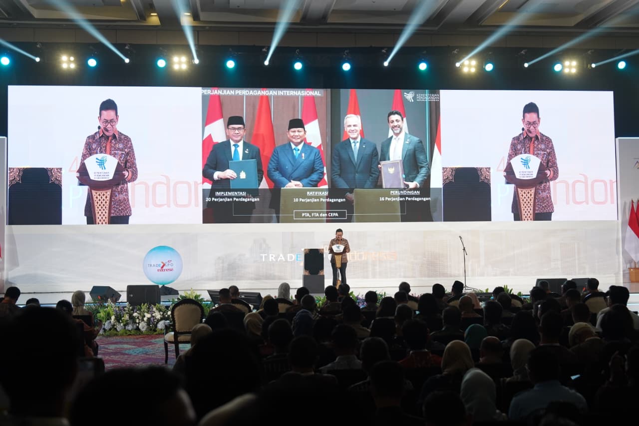 – Menteri Perdagangan Budi Santoso bersama Menteri Koordinator BidangPangan Zulkifli Hasan secara resmi membuka Trade Expo Indonesia (TEI) ke-40 Tahun 2025 di Indonesia
Convention Exhibition (ICE) BSD City, Kabupaten Tangerang, Banten pada Rabu, (15/10).