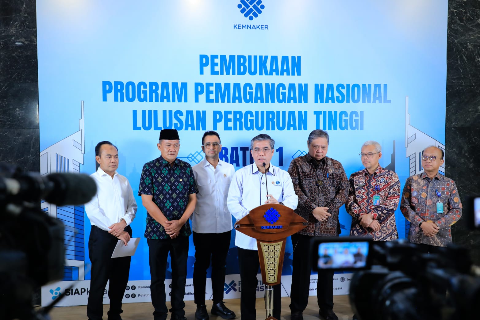 Pembukaan program ini ditandai dengan penekanan tombol sirine oleh Menteri Koordinator Bidang Perekonomian, Airlangga Hartarto; Menteri Ketenagakerjaan, Yassierli; Utusan Khusus Presiden Bidang Pembinaan Generasi Muda dan Pekerja Seni, Raffi Ahmad; serta perwakilan Komisi IX DPR RI, pada Senin (20/10/2025) di Ruang Tridharma Kemnaker, Jakarta.