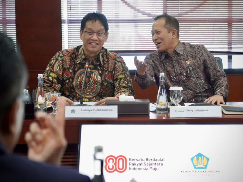 Menteri Koperasi (Menkop) Ferry Juliantono menghadiri pertemuan mendadak bersama Menteri Keuangan Purbaya Yudhi Sadewa dan COO BP Danantara Dony Oskaria di Kementerian Keuangan, Jakarta, Kamis (23/10).