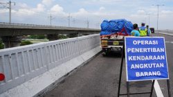 PT Jasamarga Jalanlayang Cikampek (JJC) bersama pihak Kepolisian melakukan kegiatan penertiban terhadap kendaraan angkutan barang dan kendaraan yang tidak sesuai ketentuan di Ruas Jalan Layang Mohamed Sheikh Bin Zayed (MBZ) KM 24+800 arah Jakarta pada Kamis (23/10) mulai pukul 10.00 WIB.