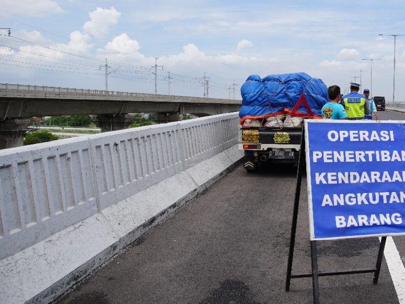 PT Jasamarga Jalanlayang Cikampek (JJC) bersama pihak Kepolisian melakukan kegiatan penertiban terhadap kendaraan angkutan barang dan kendaraan yang tidak sesuai ketentuan di Ruas Jalan Layang Mohamed Sheikh Bin Zayed (MBZ) KM 24+800 arah Jakarta pada Kamis (23/10) mulai pukul 10.00 WIB.