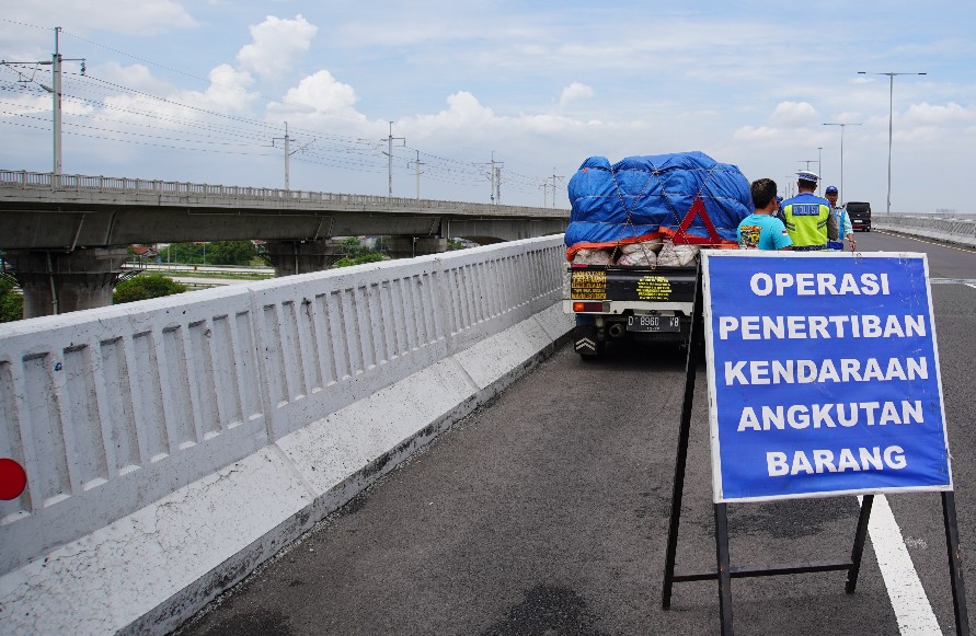 PT Jasamarga Jalanlayang Cikampek (JJC) bersama pihak Kepolisian melakukan kegiatan penertiban terhadap kendaraan angkutan barang dan kendaraan yang tidak sesuai ketentuan di Ruas Jalan Layang Mohamed Sheikh Bin Zayed (MBZ) KM 24+800 arah Jakarta pada Kamis (23/10) mulai pukul 10.00 WIB.