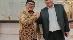 Direktur Utama LPDB Krisdianto Sudarmono bersama Pemimpin Redaksi Majalah Peluang Irsyad Muchtar. Foto: Ratih