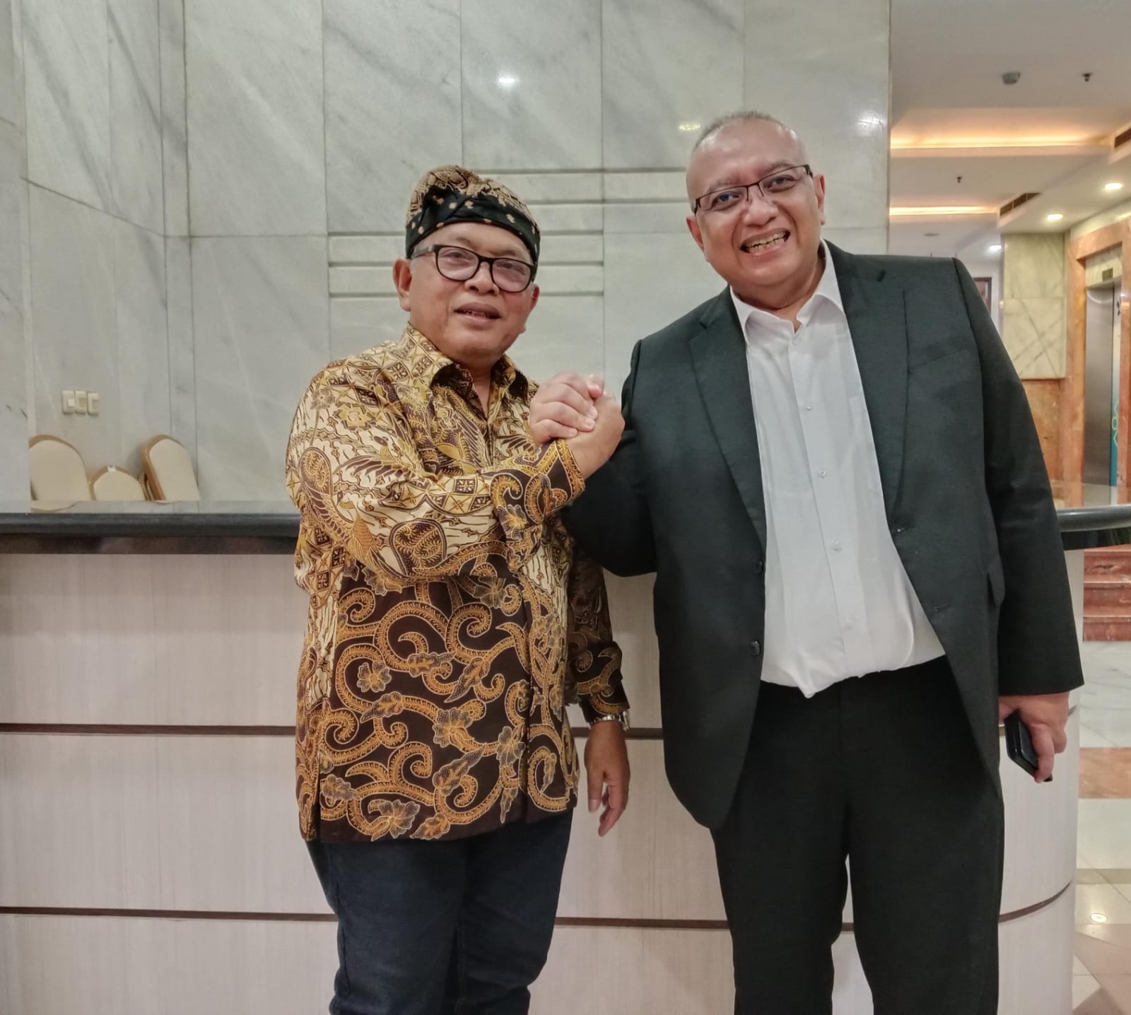Direktur Utama LPDB Krisdianto Sudarmono bersama Pemimpin Redaksi Majalah Peluang Irsyad Muchtar. Foto: Ratih