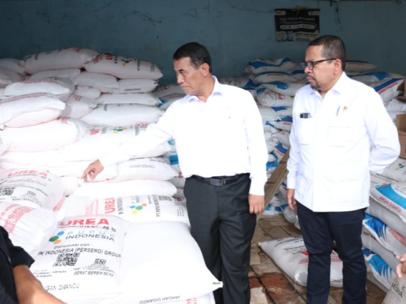 Menteri Pertanian (Mentan) Andi Amran Sulaiman bersama Kepala Staf Kepresidenan (KSP) Muhammad Qodari melakukan inspeksi mendadak (sidak) ke Kios Pupuk Mitra Tani Sejati di Kecamatan Kotabumi Utara, Kabupaten Lampung Utara, Provinsi Lampung.