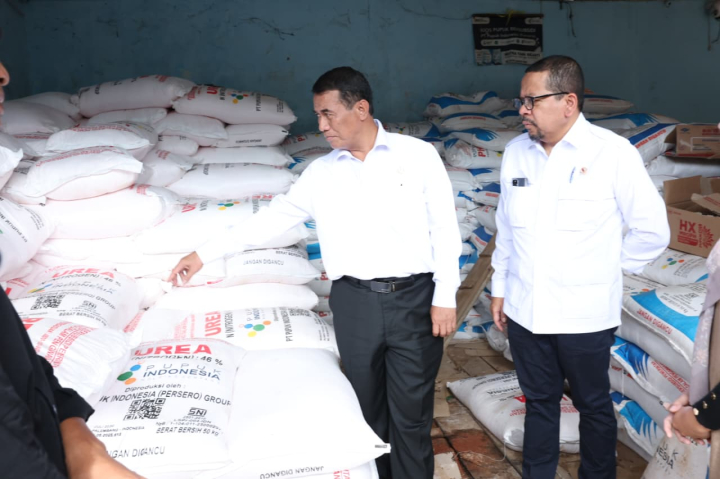 Menteri Pertanian (Mentan) Andi Amran Sulaiman bersama Kepala Staf Kepresidenan (KSP) Muhammad Qodari melakukan inspeksi mendadak (sidak) ke Kios Pupuk Mitra Tani Sejati di Kecamatan Kotabumi Utara, Kabupaten Lampung Utara, Provinsi Lampung.