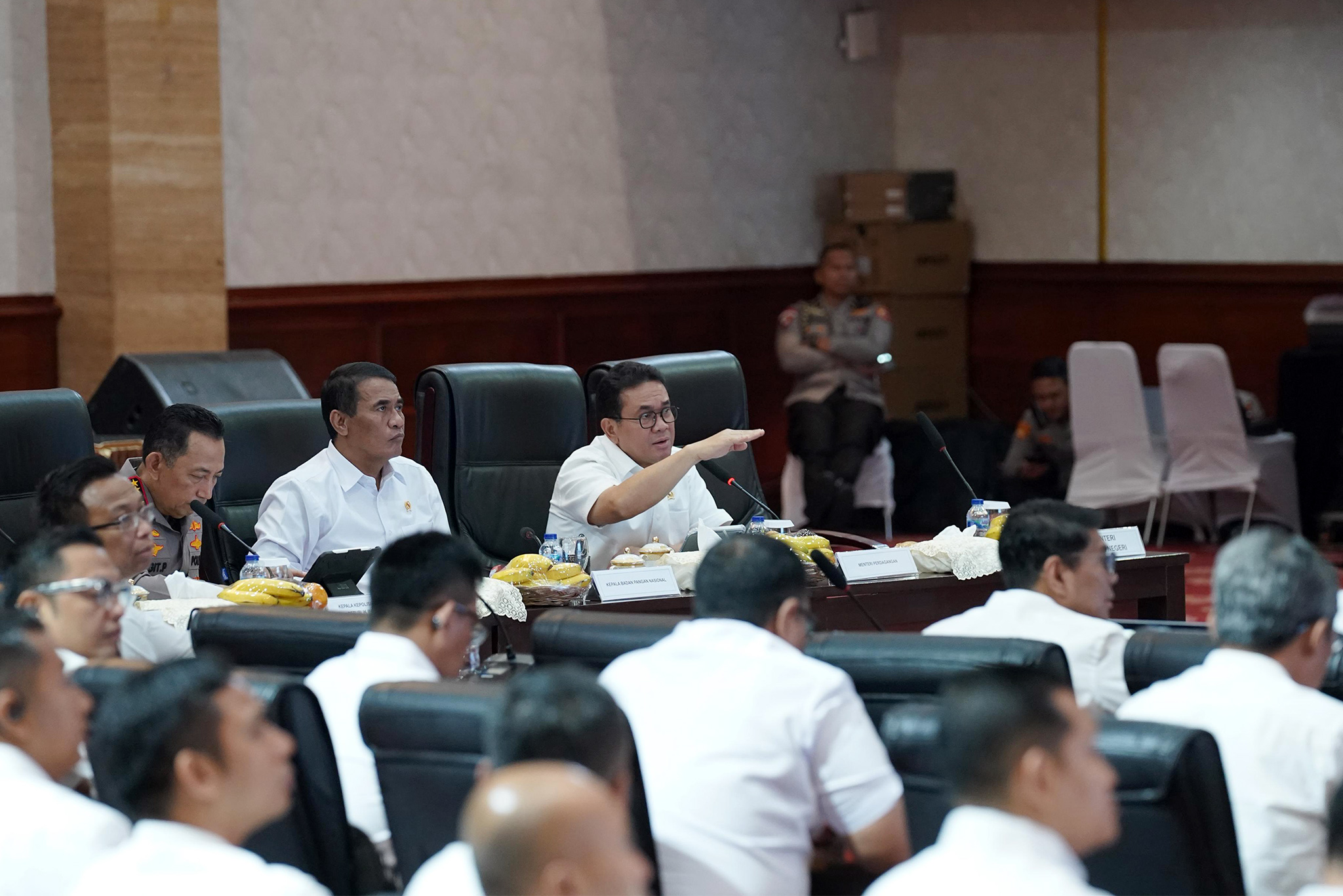 Rapat Koordinasi Pengendalian Harga Beras di Kantor Kementerian Pertanian, Jakarta, Senin (20/10).