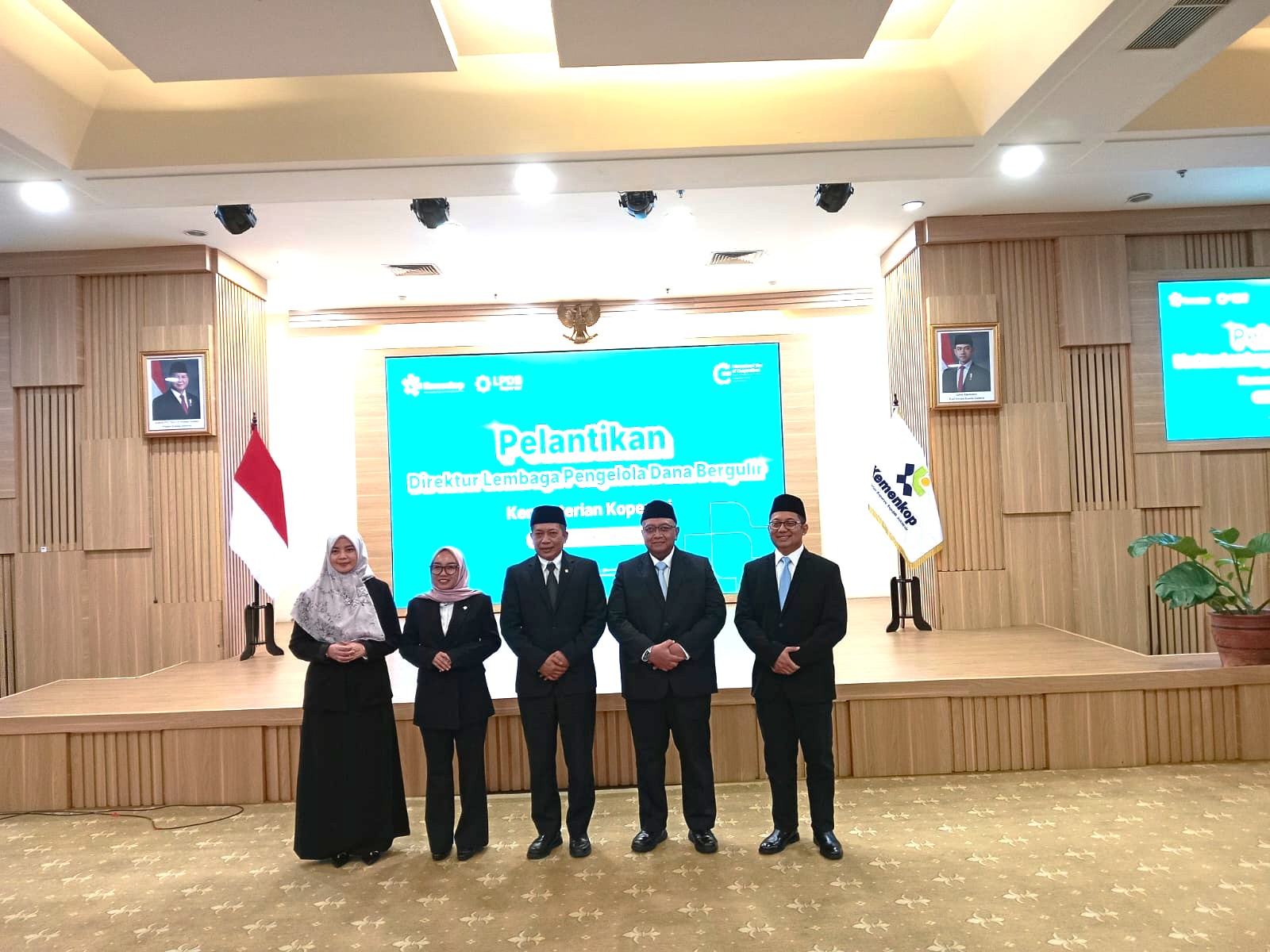 Menkop Ferry Juliantono melantik Direktur Utama LPDB Kristianto Soedarmono. Foto: Ratih