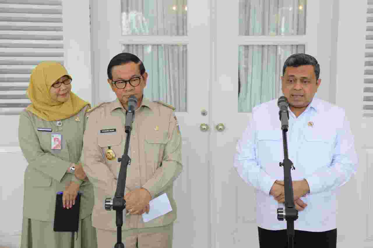 Gubernur DKI Jakarta, Pramono Anung, menerima kunjungan Kepala Badan Penyelenggara Jaminan Produk Halal (BPJPH), Haikal Hasan, beserta jajaran di Balai Kota Jakarta.