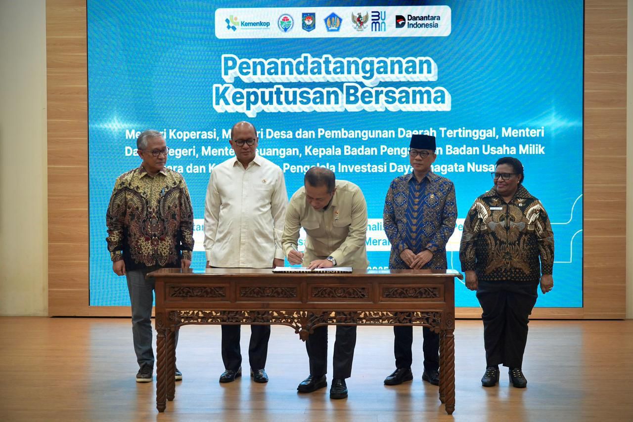 Menkop Teken SKB Untuk Percepat Pembangunan Gerai dan Gudang Kopdes/ Kel Merah Putih
