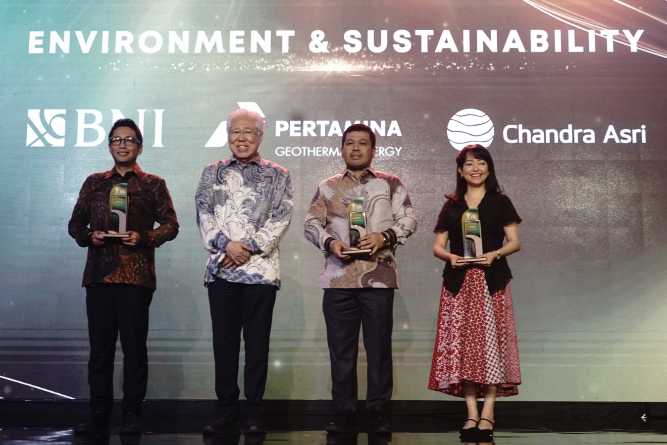 PGE raih ESG Appreciation 2025 kategori Environment & Sustainability yang diselenggarakan B-Universe di Jakarta.