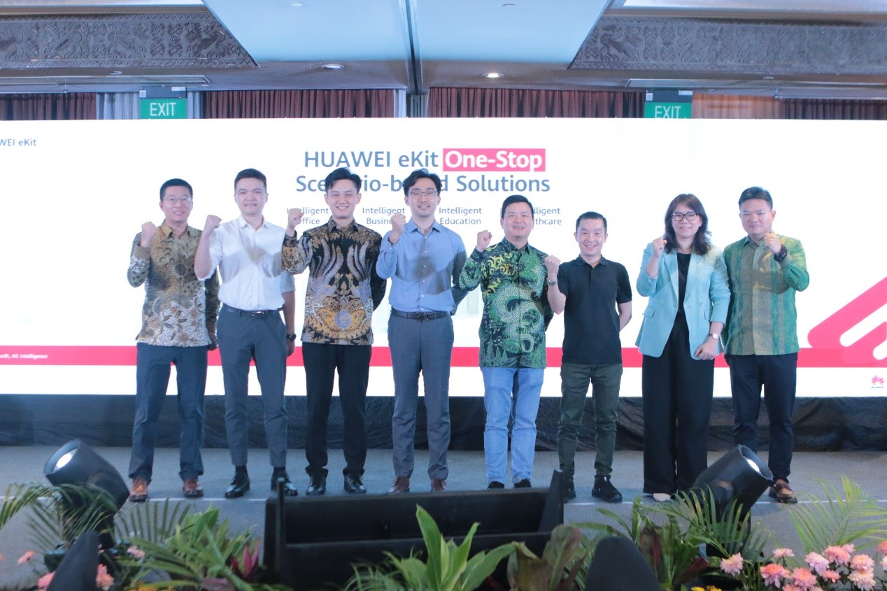 Huawei Indonesia resmi meluncurkan Solusi Berbasis Skenario eKit 4+10+N yang inovatif, dirancang untuk mendorong berbagai sektor seperti bisnis, layanan kesehatan, dan pendidikan menuju masa depan yang lebih cerdas dan terhubung.