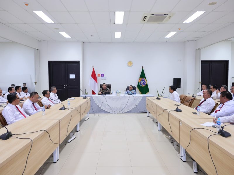 Wamen Ossy saat memberikan pengarahan dan motivasi pada Pelatihan dan Sertifikasi Manajemen Risiko Tingkat Lanjut Tahun 2025.