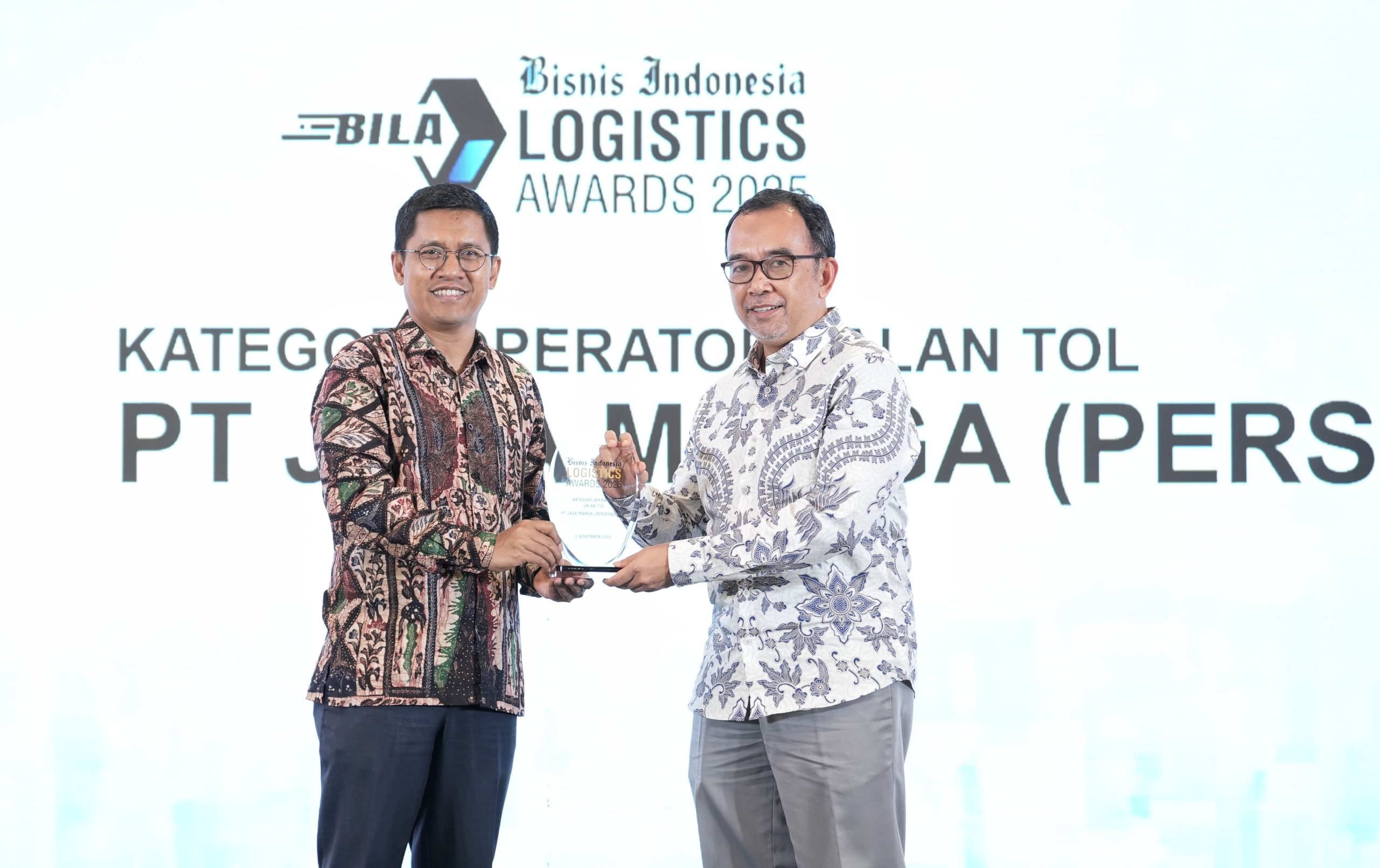 Penghargaan diterima langsung oleh Corporate Secretary & Chief Administration Officer Jasa Marga, Ari Wibowo, mewakili jajaran manajemen.