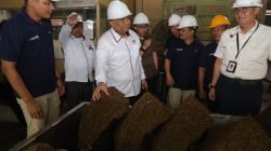 Wakil Menteri Ketenagakerjaan Afriansyah meninjau PT Hok Tong Jambi, sebuah perusahaan pengolah bahan baku karet menjadi crumb rubber