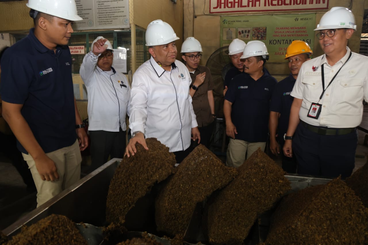 Wakil Menteri Ketenagakerjaan Afriansyah meninjau PT Hok Tong Jambi, sebuah perusahaan pengolah bahan baku karet menjadi crumb rubber
