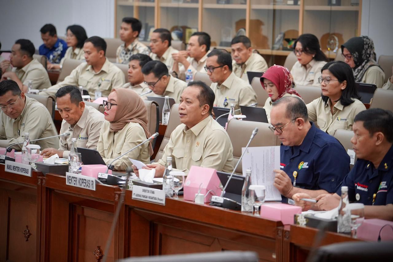 Menteri Koperasi Ferry Juliantono memaparkan perkembangan pembangunan gerai, gudang, dan sarana prasarana Koperasi Desa/Kelurahan (Kopdes/Kel) Merah Putih di hadapan Komisi VI DPR RI, Selasa (18/11). 