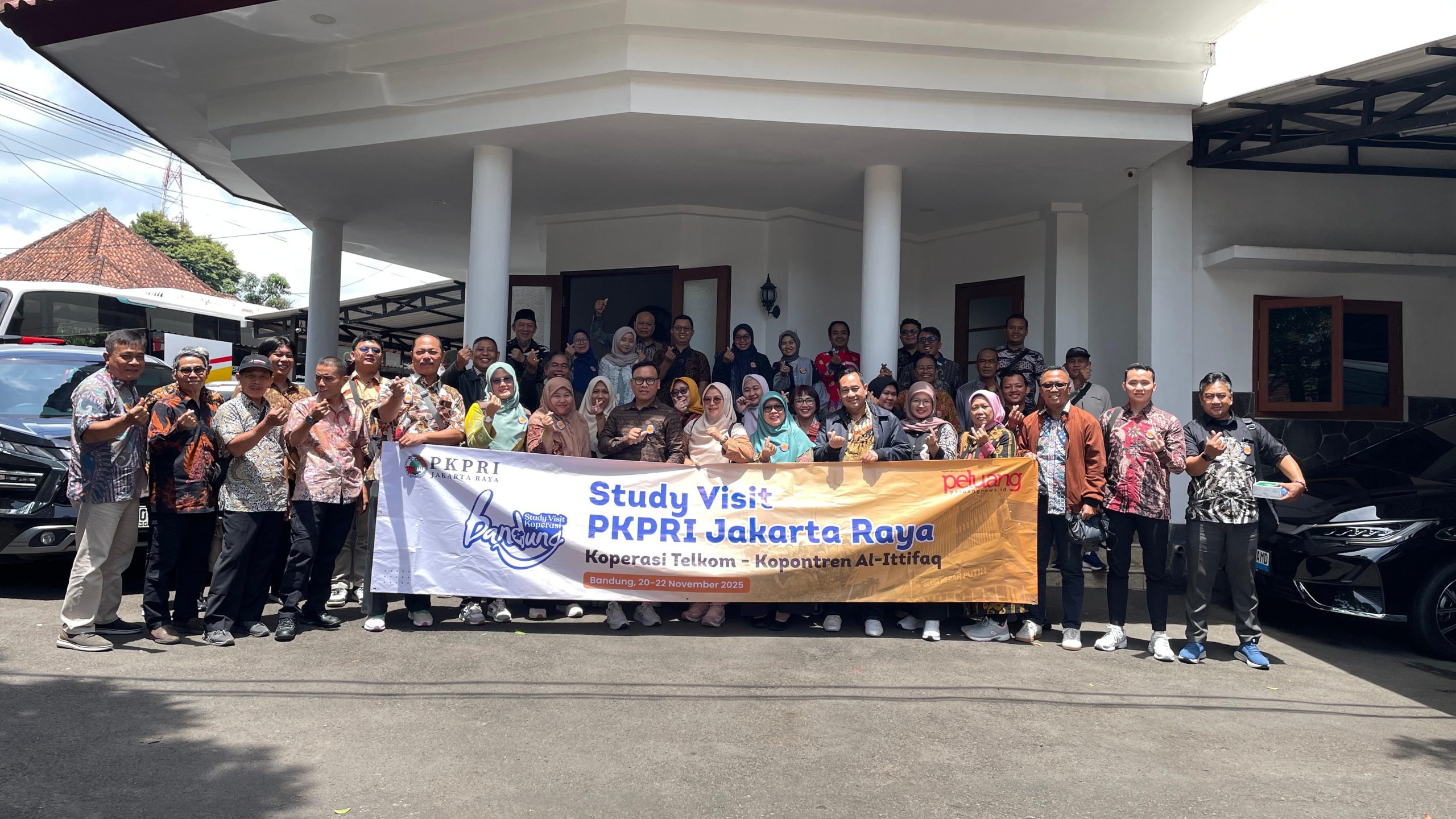 Rombongan Pusat Koperasi Pegawai Republik Indonesia (PKPRI) dalam agenda studi banding ke Koperasi Telkom Bandung. Foto: Peluang