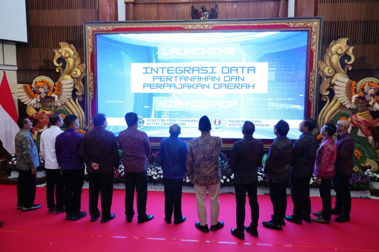 Menteri Nusron menyaksikan peluncuran yang dibarengi dalam Rapat Koordinasi (Rakor) Akhir Gugus Tugas Reforma Agraria (GTRA) Provinsi Bali, di Gedung Wisma Sabha, Kantor Gubernur Bali, Rabu (26/11/2025).