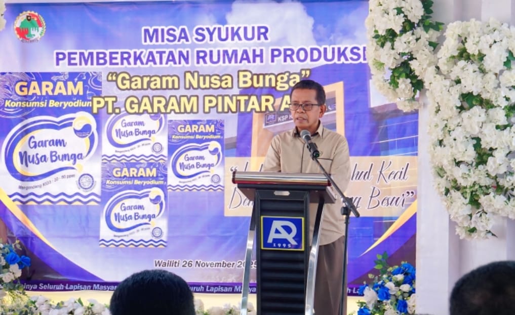 Ketua KSP Kopdir Pintu Air, Yakobus Jano saat memberikan sambutan dalam kegiatan peresmian gedung produksi Garam Nusa Bunga.