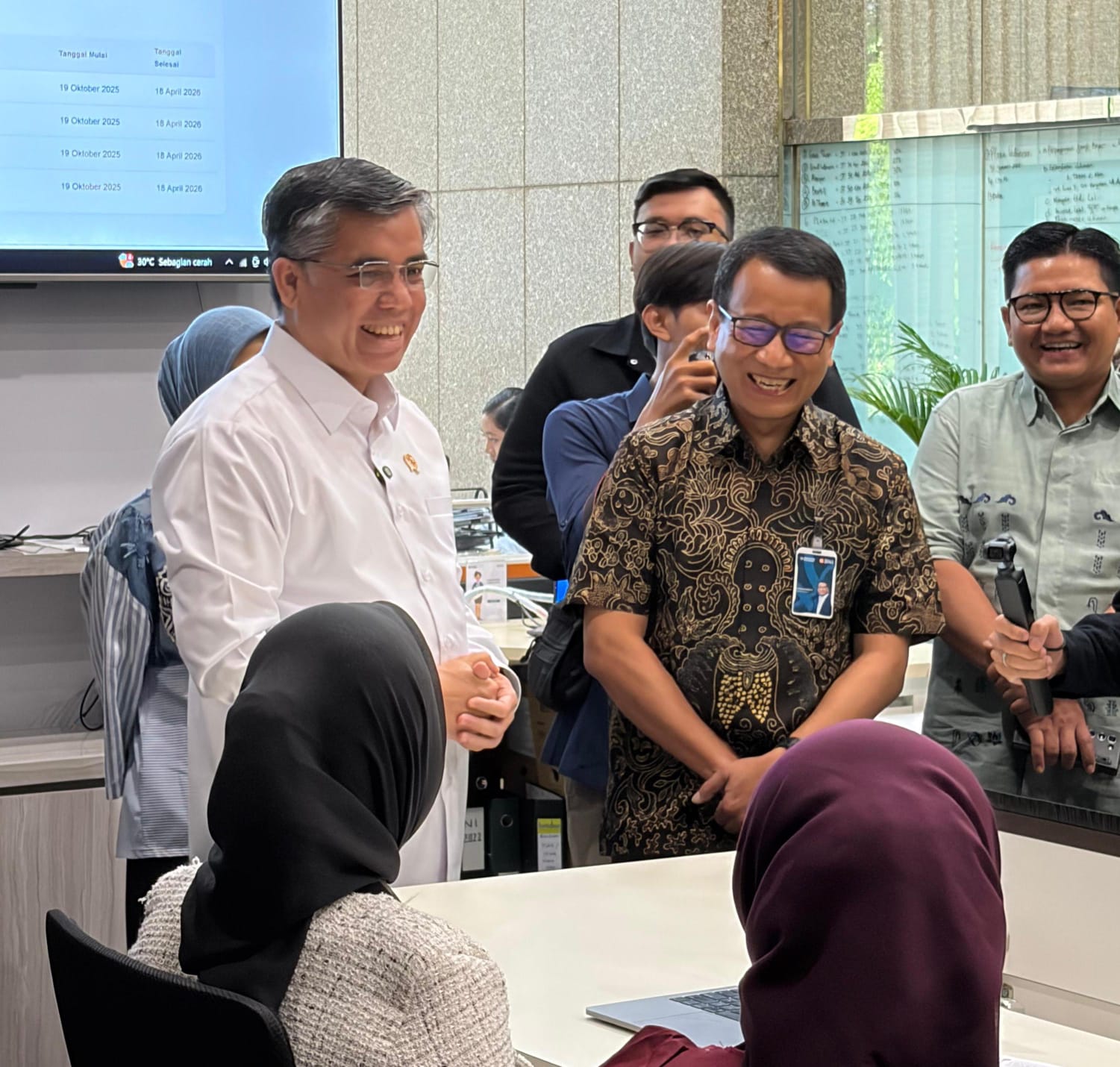 Menteri Ketenagakerjaan Yassierli pun menyampaikan apresiasinya secara langsung saat melakukan kunjungan kerja ke Kantor Pusat BNI di Jakarta