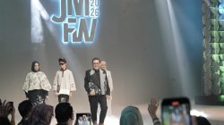 Menteri Perdagangan Budi Santoso memakai rompi karya desainer Brilianto.