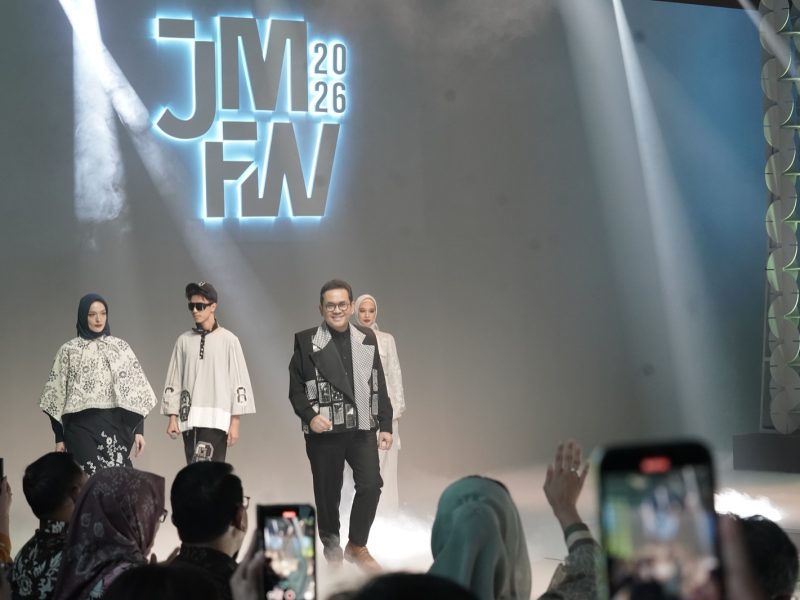 Menteri Perdagangan Budi Santoso memakai rompi karya desainer Brilianto.