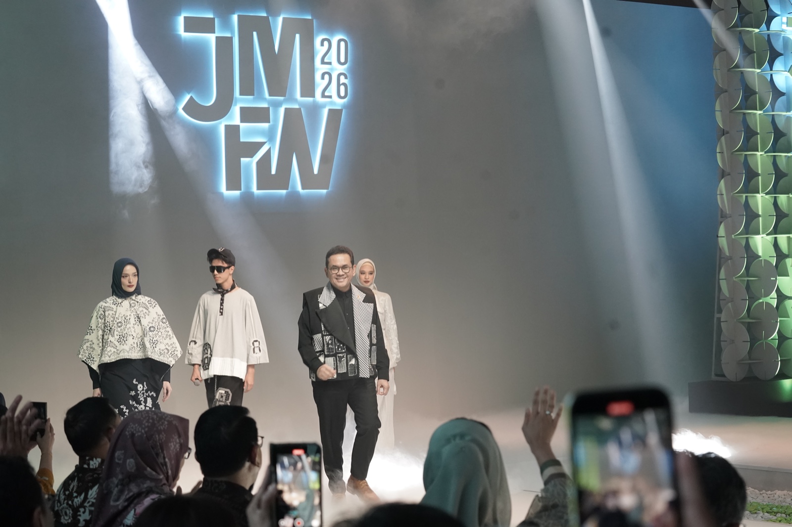 Menteri Perdagangan Budi Santoso memakai rompi karya desainer Brilianto.