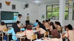 Kegiatan belajar di SRMP 11 Bandung Barat.