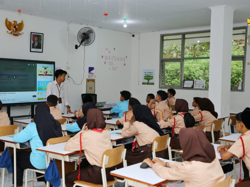 Kegiatan belajar di SRMP 11 Bandung Barat.