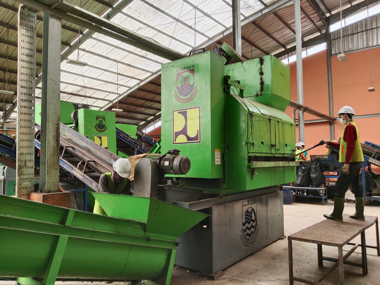 Pengiolahan sampah di TPST Sentiong, Cimahi, Jawa Barat. Foto: Ratih