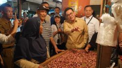 Menteri Perdagangan Budi Santoso melakukan peninjauan langsung terhadap harga dan pasokan barang kebutuhan pokok (bapok) di Pasar Raya Padang, Kota Padang, Sumatra Barat, pada Selasa, (18/11).